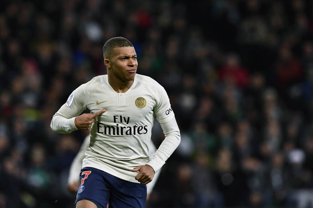   哪怕是六代机也得练! 连机炮都没装的歼20, 为何还练近距格斗?